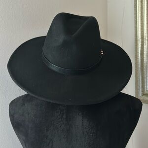 House of Harlow 1960 black 100% wool women’s hat faux leather belt